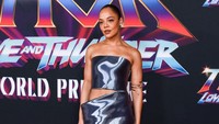 Tessa Thompson melengkapi penampilannya dengan aksesori lengan dan makeup yang minimalis. (Foto: Getty Images/Jon Kopaloff)