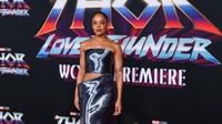 Gaun mengilap itu tampak mengekspos bahu dan bagian sedikit perut Tessa Thompson. (Foto: Getty Images/Jon Kopaloff)
