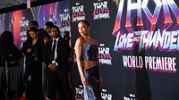Di momen spesial ini, Tessa Thompson mengenakan gaun dengan desain yang unik. (Foto: Getty Images/Jon Kopaloff)