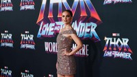 Natalie Portman juga menampilkan postur tubuhnya yang makin sempurna. (Foto: Getty Images/Jon Kopaloff)