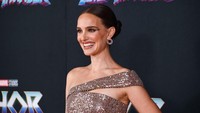 Pemeran Jane Foster itu tidak ragu-ragu menebar senyuman. (Foto: Getty Images/Jon Kopaloff)