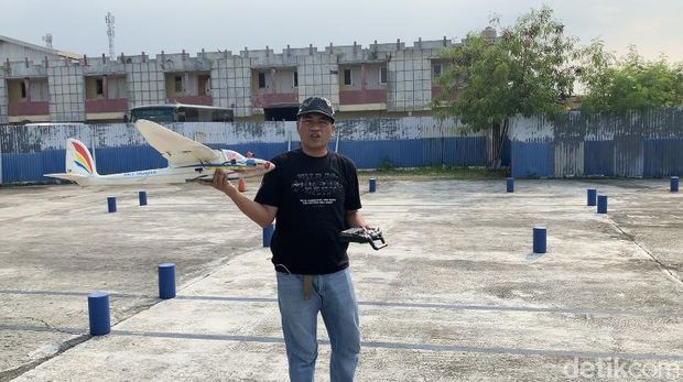 AKP Agustinus Manurung, polisi di Karawang yang merancang pesawat aeromodeling yang bisa melacak kebakaran.