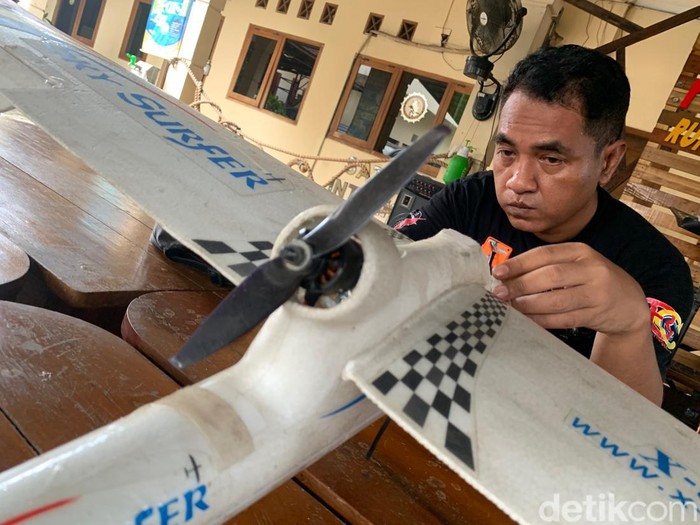 AKP Agustinus Manurung, polisi di Karawang yang merancang pesawat aeromodeling yang bisa melacak kebakaran.