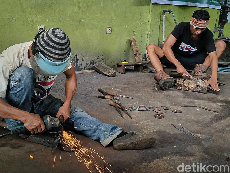 Pande Besi Kulon Progo Kebanjiran Pesanan Pisau Jelang Idul Adha