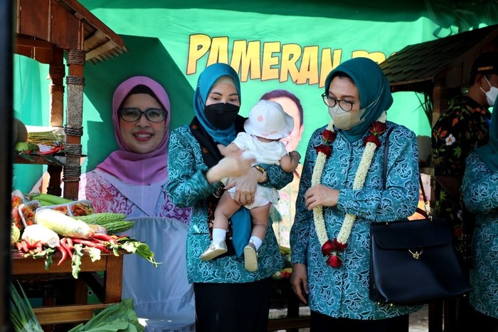 Anak ketiga dari Wakil Bupati Blitar Rahmat Santoso, Adeline, mencuri perhatian masyarakat di sela-sela penilaian lomba Desa dan Kelurahan Pelaksana Terbaik 10 Program Pokok PKK Tahun 2022 dari Provinsi Jawa Timur.