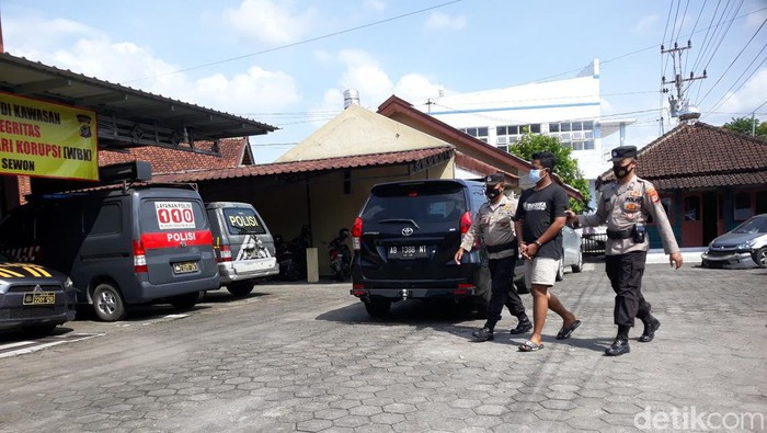 Polisi menggelandang HA, pelaku penganiayaan Lurah Timbulharjo, Kapanewon Sewon, Kabupaten Bantul, Jumat (24/6/2022).