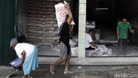 Sapu lidi dan lempengan besi sudah siap di tangannya. Beras yang kotor itu lalu ia bersihkan, dipisahkan dari kemudian dimasukkan ke dalam kantong plastik. Biasanya, setelah beras terkumpul, ada orang yang datang ke pasar itu untuk membeli beras yang dikumpulkannya itu.