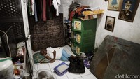 Dari sisa-sisa beras yang terbuang itulah Nurhayati mendapatkan energi untuk bisa melanjutkan hidup.