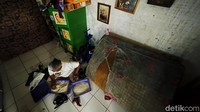 Sesampaianya di kontrakan, ia tak lantas istirahat. Kadang sambil membersihkan kumpulan beras-beras itu ia manfaatkan juga untuk sambil beristirahat.