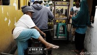 Beginilah sepenggal kisah nenek Nur yang di usia senja masih harus terus bergelut dengan waktu untuk memenuhi kebutuhan hidupnya.
