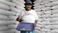 Penghasilan Nurhayati sebagai pengumpul beras memang tak menentu. Yang terpenting baginya, ia bisa menabung sedikit untuk membayar biaya rumah kontrakan. Sisa uangnya, ia gunakan untuk membeli kebutuhan hidupnya sehari-hari.