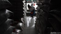 Ia memulai kerja mengumpulkan sisa-sisa beras di Pasar Induk Beras Cipinang itu sejak pukul 07.00 WIB hingga pukul 15.00 WIB.