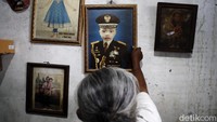 Nenek Nurhayati yang telah memiliki 7 cucu ini, menggantungkan hidupnya dari butir-butir beras para juragan yang jatuh ke tanah.