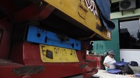 Belum lama beristirahat dan menyeka keringat, ia harus kembali bekerja ketika truk-truk besar pengangkut beras dari berbagai daerah di Jawa kembali datang.