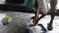 Di tengah persaingan para pengumpul beras yang ketat, kondisi Nenek Nurhayati yang makin melemah akibat usia, membuatnya kini hanya bisa mengumpulkan beras secukupnya.