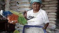 Ia mengaku sudah tiga puluh empat tahun mencari uang dengan memunguti beras yang tercecer di Pasar Induk Cipinang, Jakarta Timur.