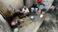 Beginilah kondisi nenek Nur usai pulang kerja mengumpulkan ceceran beras di pasar. Ia masih harus kembali beraktifitas di kontrakannya.