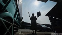 Nenek yang genap berusia 70 tahun ini tetap semangat bekerja meski telah renta di usia senja. Semangat mencari nafkah itu guna membiayai kebutuhan hidupnya sehari-hari dan membayar uang kontrakan.
