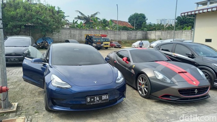 Aset Indra Kenz diserahkan ke Kejari Tangsel