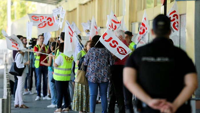 Members of the USO union protest outside Adolfo Suarez Madrid-Barajas Airport, on the first day the airline's Spanish cabin crew go on strike in Madrid, Spain, June 24, 2022. REUTERS/Isabel Infantes