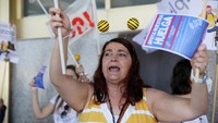 Awak kabin Ryanair melakukan aksi mogok di Madrid, Spanyol, Jumat (24/6).