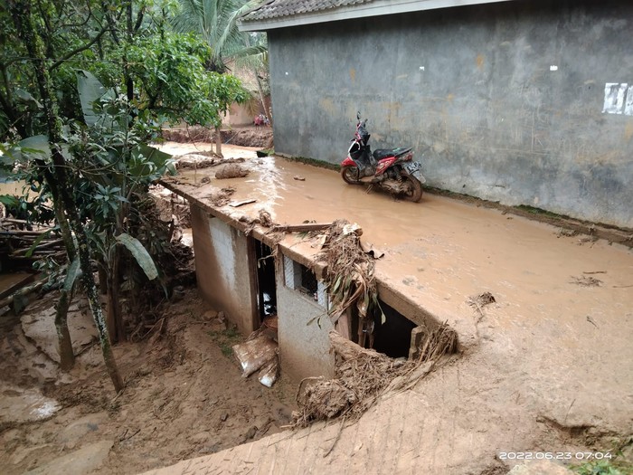 Banjir bandang terjadi di Kabupaten Bogor, Jabar. (Foto: dok. Pemkab Bogor)
