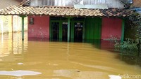 Akibat tanggul jebol ini, lanjutnya, tiga desa di Kabupaten Pekalongan dan satu perkampungan di Kota Pekalongan terendam. Foto: Robby Bernardi/detikJateng