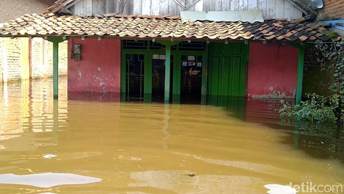 Banjir rob menjebol tanggul Sungai Weduri, Desa Tegaldowo, Kecamatan Tirto, Kabupaten Pekalongan. Sejumlah rumah warga terendam, Jumat (24/6/2022).