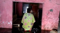 “Dampaknya itu Desa Tegaldowo, Mulyorejo, Karangjumpo, dan permukiman Pasirsari (Kota Pekalongan) terendam semua. Kalau mengungsi, di Kabupaten belum (ada), tidak tahu yang Pasirsari,” jelas Junaedi. Foto: Robby Bernardi/detikJateng