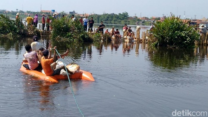 Banjir rob menjebol tanggul Sungai Weduri, Desa Tegaldowo, Kecamatan Tirto, Kabupaten Pekalongan. Sejumlah rumah warga terendam, Jumat (24/6/2022).