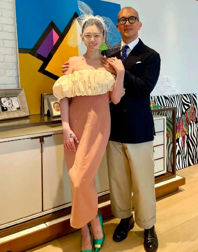 Inilah potret saat keduanya mendaftarkan pernikahan mereka. Barbie tampil manis dengan tube dress pink. Foto: dok. Instagram/@barbiehsu.fp