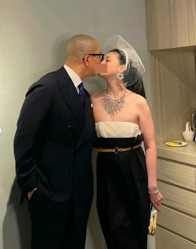 Di momen lainnya, ada pula potret keduanya berciuman. Tampak Barbie telah mengganti busananya menggunakan tube dress warna hitam. Foto: dok. Instagram/@barbiehsu.fp