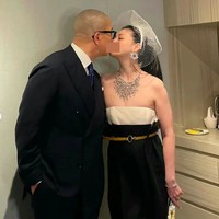 Di momen lainnya, ada pula potret keduanya berciuman. Tampak Barbie telah mengganti busananya menggunakan tube dress warna hitam. Foto: dok. Instagram/@barbiehsu.fp