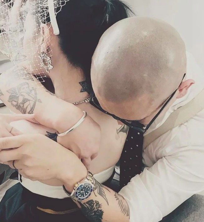 Ada pula momen saat DJ Koo memeluk erat istri barunya itu. Barbie Hsu dan DJ Koo sendiri 20 tahun silam adalah sepasang kekasih. Keduanya kemudian putus. Foto: dok. Instagram/@barbiehsu.fp