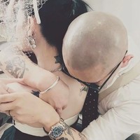 Ada pula momen saat DJ Koo memeluk erat istri barunya itu. Barbie Hsu dan DJ Koo sendiri 20 tahun silam adalah sepasang kekasih. Keduanya kemudian putus. Foto: dok. Instagram/@barbiehsu.fp