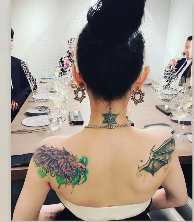 Barbie Hsu juga menunjukkan tato di punggungnya. Disebut-sebut dia terinspirasi membuat tato karena DJ Koo. Barbie sebelumnya menikah dengan pengusaha Wang Xiaofei. Baru tiga bulan resmi cerai, Barbie memutuskan menikah dengan DJ Koo. Foto: dok. Instagram/@barbiehsu.fp
