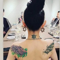 Barbie Hsu juga menunjukkan tato di punggungnya. Disebut-sebut dia terinspirasi membuat tato karena DJ Koo. Barbie sebelumnya menikah dengan pengusaha Wang Xiaofei. Baru tiga bulan resmi cerai, Barbie memutuskan menikah dengan DJ Koo. Foto: dok. Instagram/@barbiehsu.fp