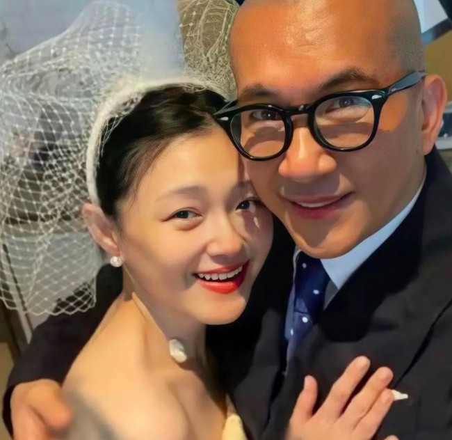 Barbie Hsu juga tampil dengan hiasan kepala sehingga tampak lebih dramatis. Foto: dok. Instagram/@barbiehsu.fp