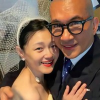 Barbie Hsu juga tampil dengan hiasan kepala sehingga tampak lebih dramatis. Foto: dok. Instagram/@barbiehsu.fp