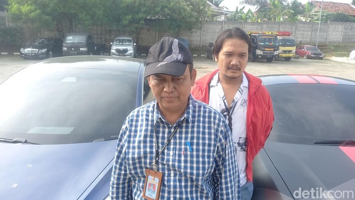 Bareskrim serahkan aset Indra Kenz terkait kasus binomo ke Kejari Tangsel (Khairul Maarif/detikcom)