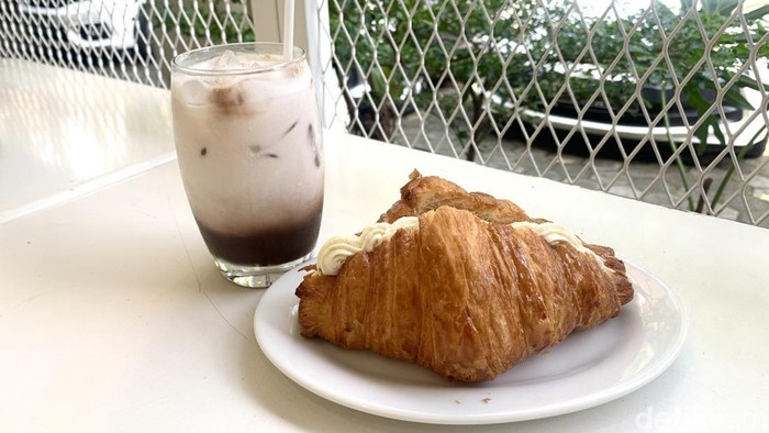 Croissant Durian dan Signature Chocolate