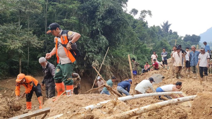 Bencana hidrometeorologi di Kabupaten Bogor juga menyebabkan rusaknya sejumlah rumah warga dan ratusan orang juga mengungsi. (dok BNPB)