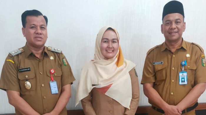 Bidan Senita saat diundang Plt Bupati Kuantan Singingi Suhardimab Amby ke kantornya beberapa waktu lalu. (foto: istimewa)