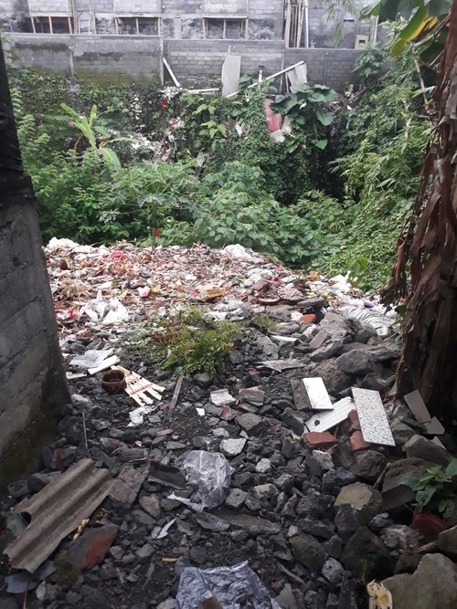 Masyarakat Desa Bebandem kembali membuang sampah di dekat sungai semenjak ada larangan mengirim sampah ke TPA Butus