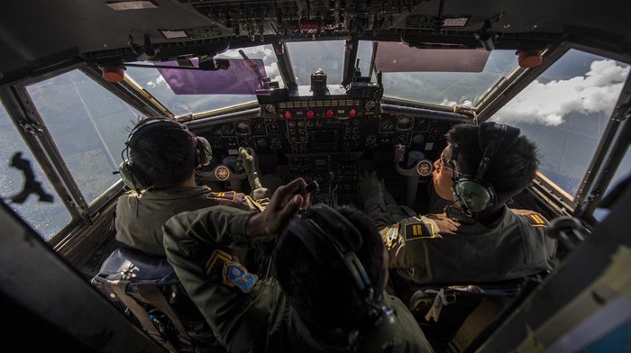 Prajurit TNI AU memasang lantai inner cover untuk pesawat Cassa C-212 saat persiapan operasi TMC di Pangkalan Udara Sri Mulyono Herlambang (Lanud SMH) Palembang, Sumatera Selatan.