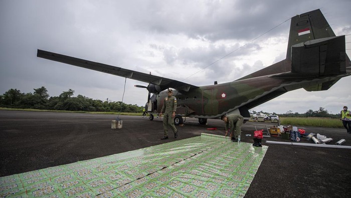 Prajurit TNI AU memasang lantai 