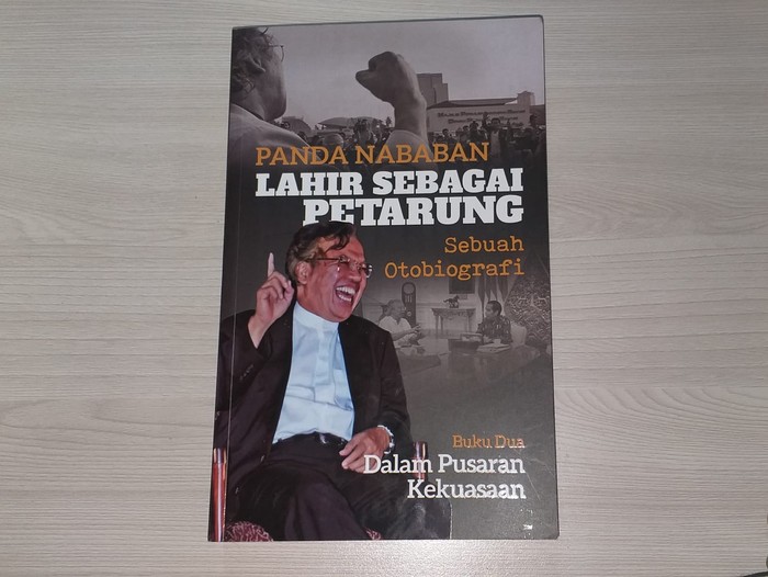 Buku otobiografi Panda Nababan. (Marlinda/detikcom)