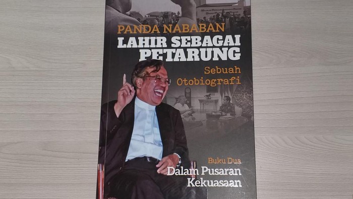 Buku otobiografi Panda Nababan. (Marlinda/detikcom)