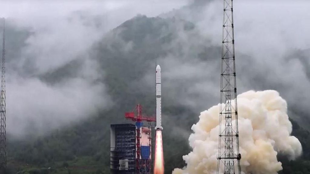 China Sukses Luncurkan 3 Satelit Baru ke Orbit