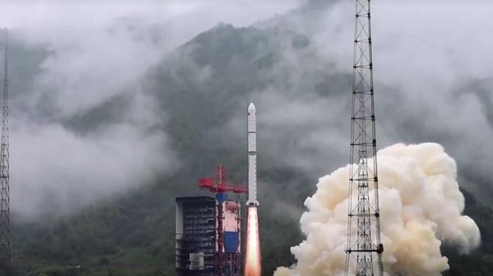 Peluncuran 3 satelit China